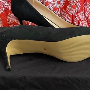Ladies size 10 faux suede black pumps